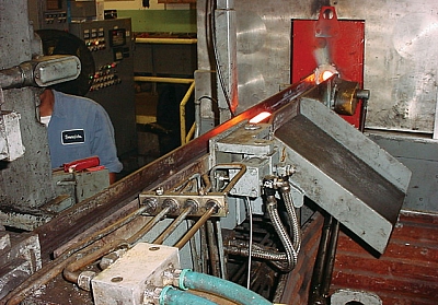 Schleuse zum Aussortieren der Bolzen mit zu niedriger oder zu hoher Temperatur.