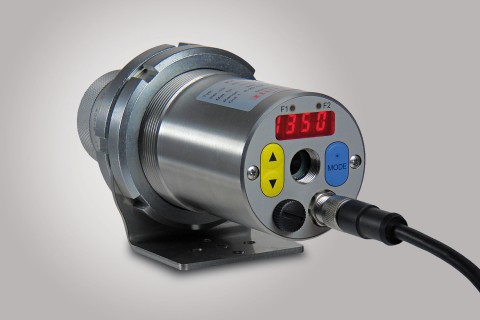 With modern two-colour pyrometers, both the one-colour and two-colour measured values and the signal strength are displayed and output.